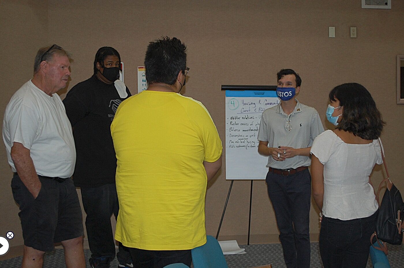Vecinos conversan sobre vivienda y servicios públicos durante la Cumbre Comunitaria de Banning’s Future Fellowship